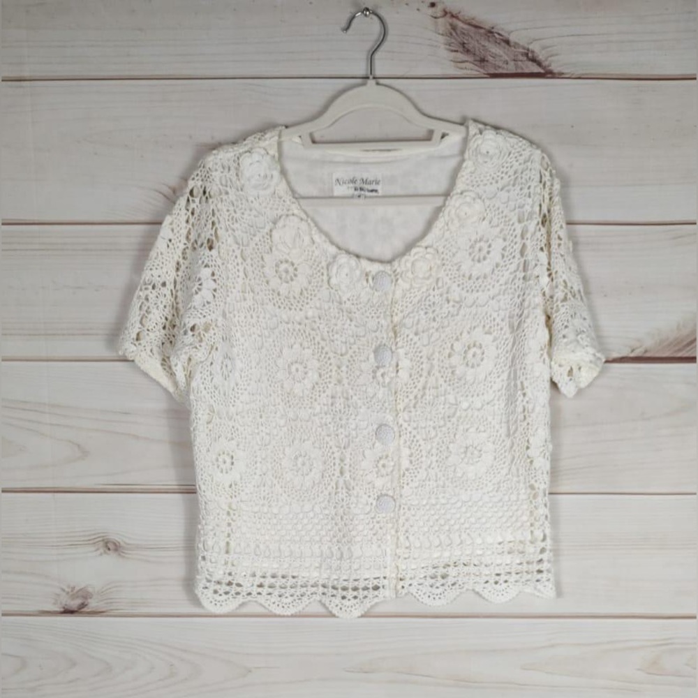 Nicole Marie M top Woman’s crocheted lined short sleeve button down front.